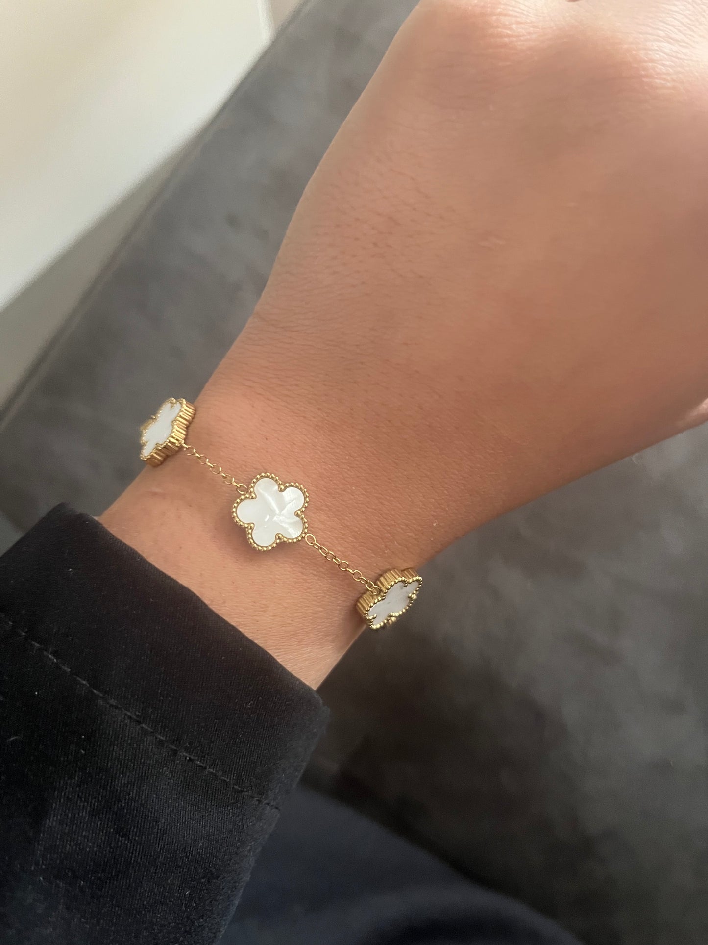 WHITE FLOWER BRACELET