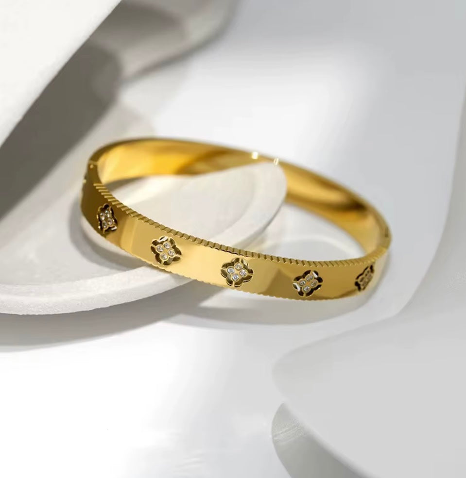 ALMOOR CLOVER CUFF