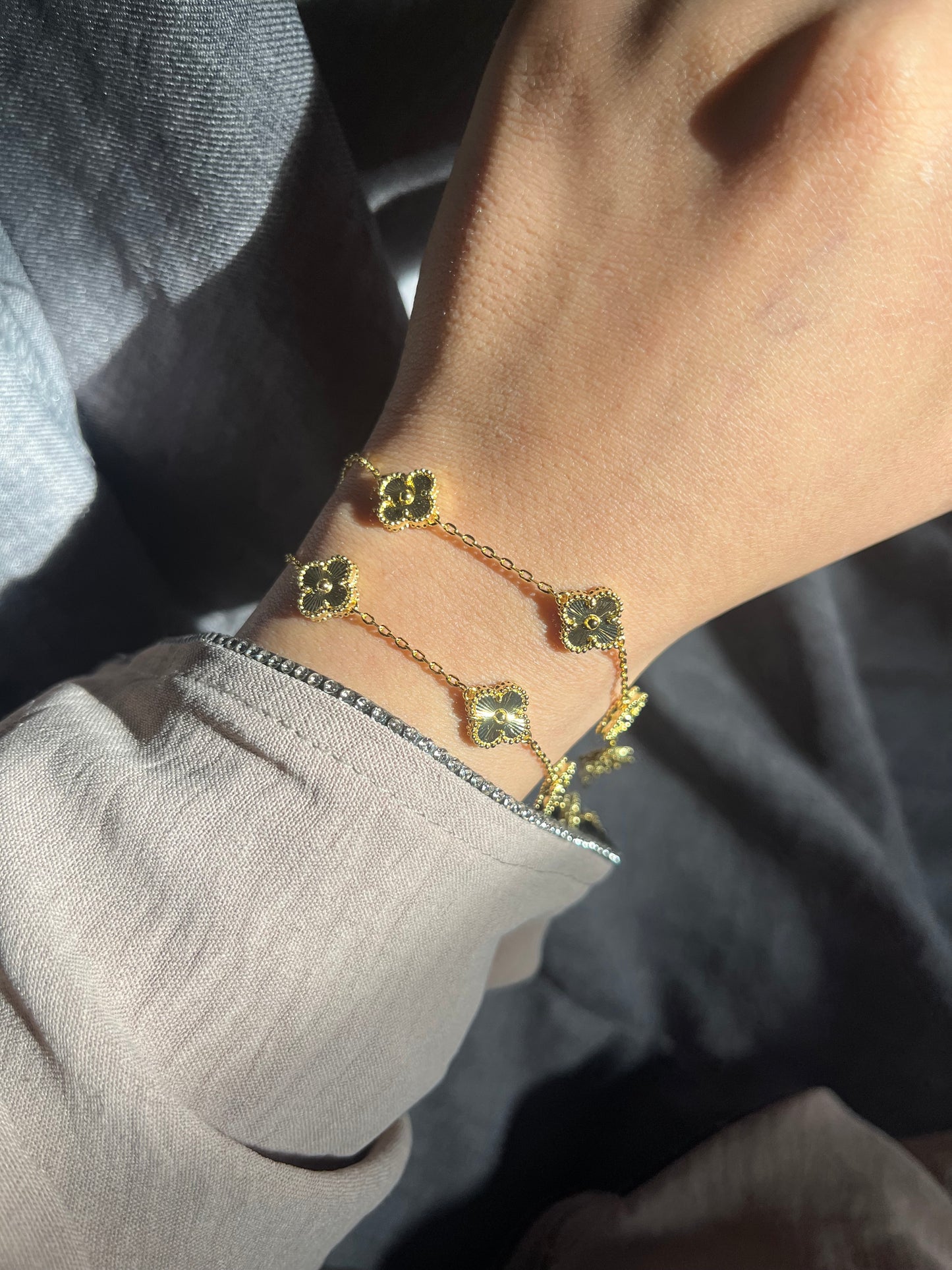 SMALL 9MM STAMP GOLD CLOVER BRACELET